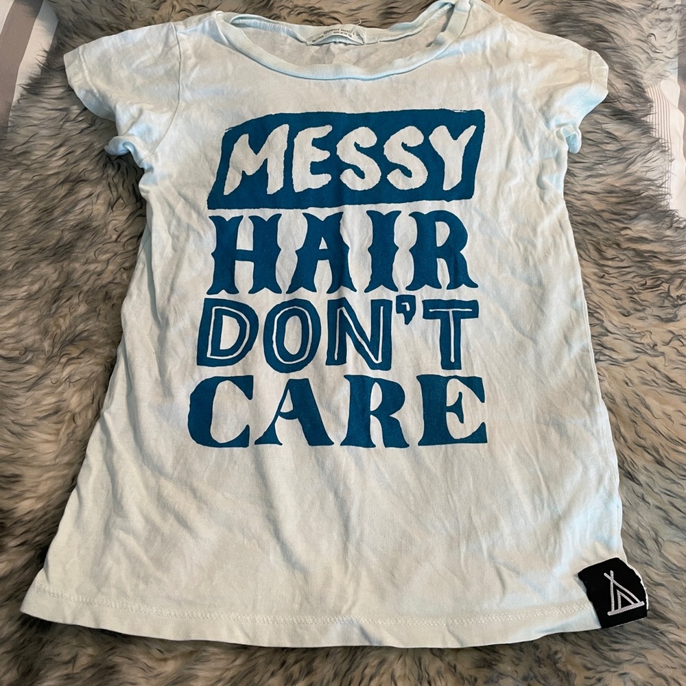 Messy hair don’t care tee
